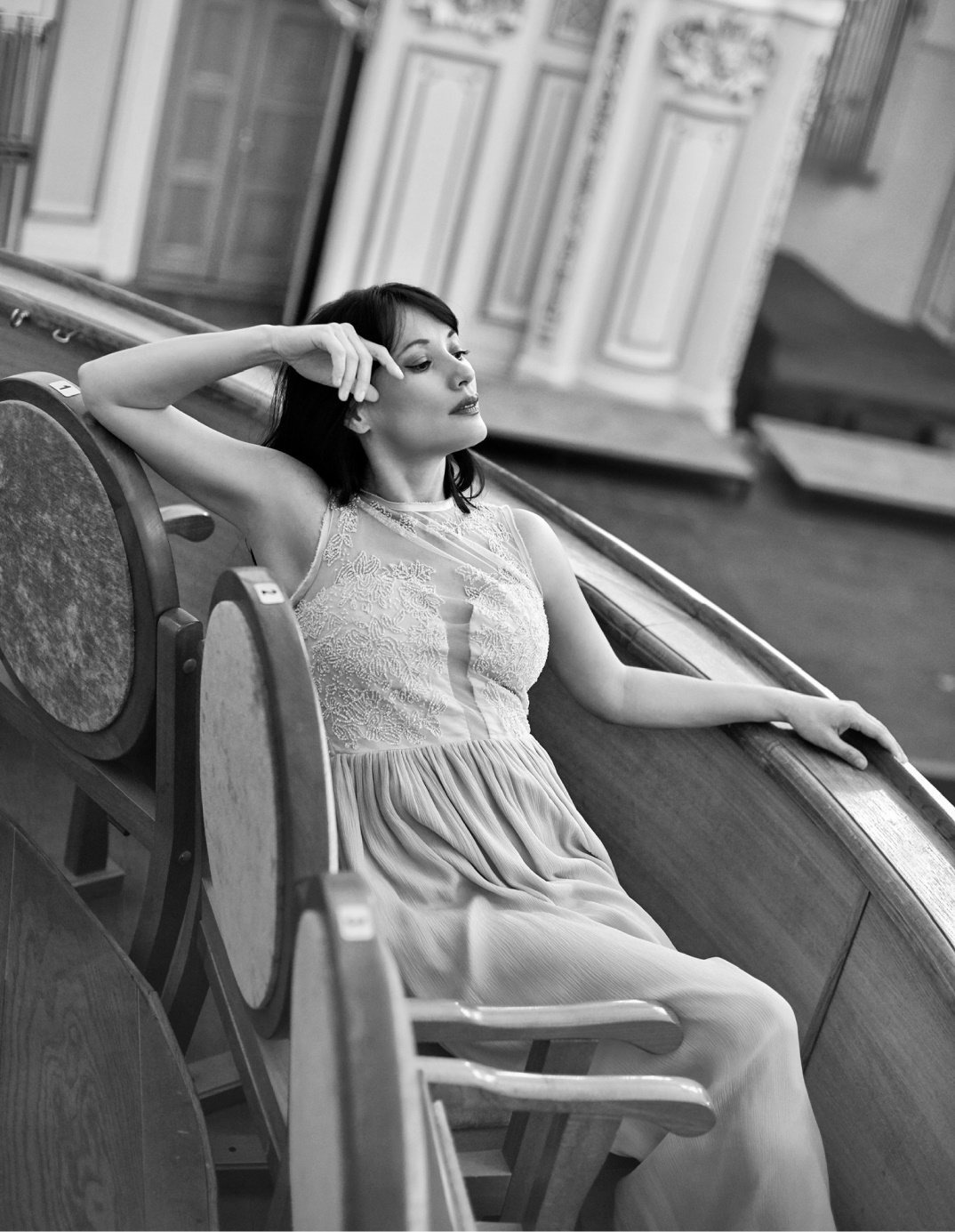 Kim barbier assise sur un balcon